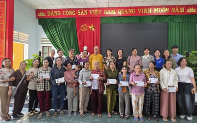 Tình đồng bào vượt biên giới sau lũ dữ