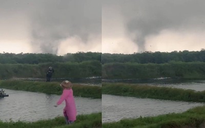 Người nuôi cá hoảng sợ bỏ chạy khi thấy lốc xoáy quét qua ao