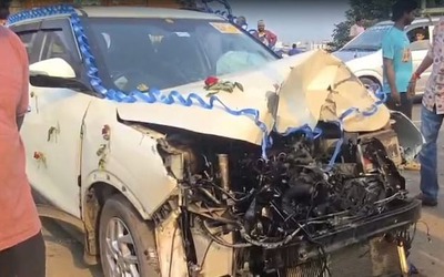 Ô tô nổ lốp, lao vào trạm xe buýt khiến 10 người thương vong