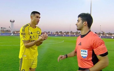 Không chỉ ghi bàn, Ronaldo còn gây chú ý với màn "cà khịa" trọng tài đỉnh cao