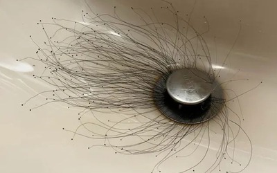 Người đàn ông sốc nặng khi thấy thứ đáng sợ mọc ra từ bồn rửa mặt