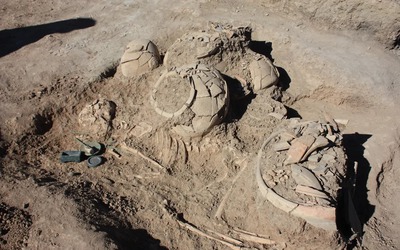 Khai quật ngôi mộ cổ, phát hiện đầy vàng và đá quý