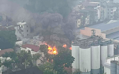 Cận cảnh hiện trường vụ cháy tại Nhà máy bia Hà Nội, khói bốc cao hàng chục mét