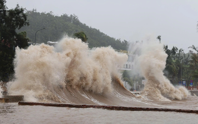 Bão số 15 đổi hướng, đi chậm "lạ thường", hướng thẳng nơi nào nước ta?