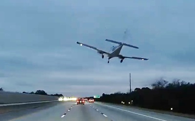 Kinh hoàng máy bay rơi trúng ô tô đang chạy, 3 người may mắn sống sót
