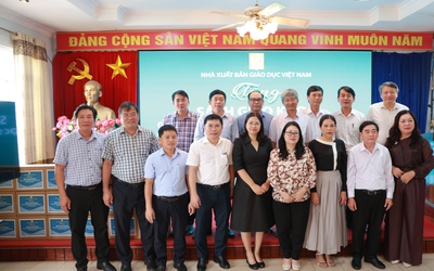 Niềm vui của học sinh khi đón nhận SGK mới sau bão