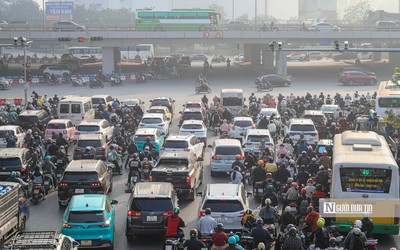 Dòng xe "thẳng như kẻ chỉ" trong ngày đầu Hà Nội vận hành camera AI