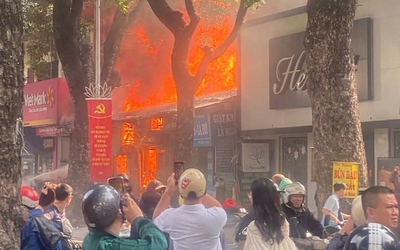 Hà Nội: Lửa ngùn ngụt, khói đen phủ kín phố Lò Đúc