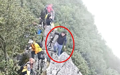 Người đàn ông leo núi ngã khỏi vách đá 40m khiến nhiều người hốt hoảng