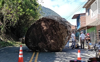 Tảng đá khổng lồ rơi xuống đường, đè trúng xe máy