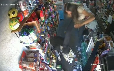 Bị đe dọa, nữ nhân viên "tung cước" hạ gục tên cướp