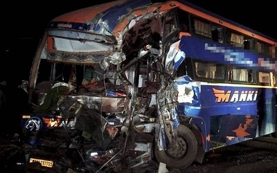 Xe buýt đâm trực diện xe tải, 4 người tử vong, 28 người bị thương