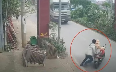 Người đàn ông đẩy CSGT ra trước đầu xe tải rồi bỏ chạy