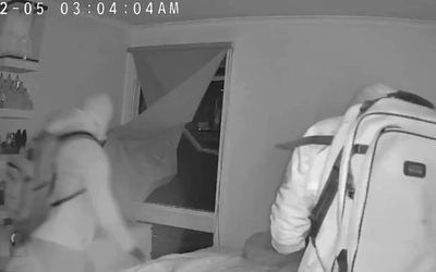 Hai kẻ lạ mặt đột nhập vào phòng ngủ, dùng dao đe dọa người phụ nữ