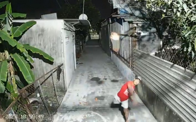 Bắt 2 đối tượng hăm dọa, ném gạch vào nhà dân trong đêm