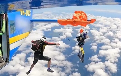 Dù bị mắc vào đuôi máy bay, người đàn ông lơ lửng giữa không trung