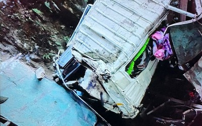 Xe tải rơi xuống vực sâu khiến 14 người tử vong thương tâm