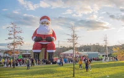 Bất ngờ với "Ông già Noel lớn nhất thế giới", cao 21m