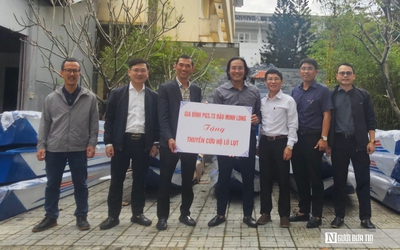 Một giảng viên Huế tặng 30 món quà cứu trợ lũ lụt: Trao đi nhưng mong… không phải dùng đến