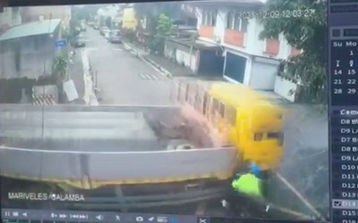 Xe máy tông thẳng vào hông xe tải, 2 người may mắn thoát chết