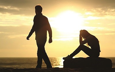 Buông chiếc ly vỡ xuống