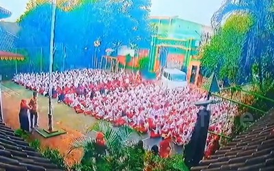 Ô tô lao xuyên qua cổng trường, đâm trúng học sinh đang đứng chào cờ