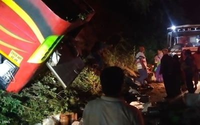 Xe buýt bị lật trên đường đèo khiến 9 người tử vong