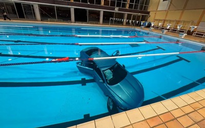 Đạp nhầm chân ga, nữ tài xế lao thẳng ô tô xuống hồ bơi