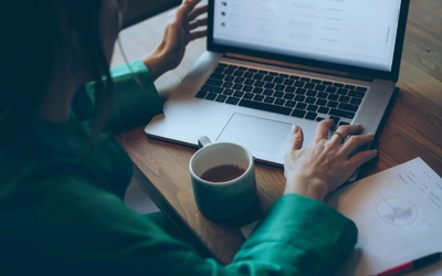 Nữ nhân viên 22 tuổi bị sa thải vì đến công ty làm việc quá sớm