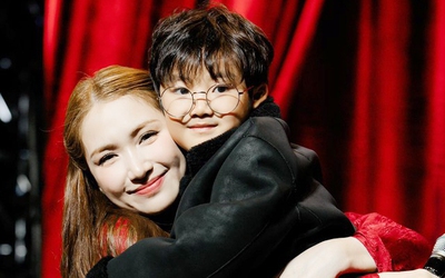 Nữ ca sĩ Hòa Minzy trao trả “tài sản” cho quý tử