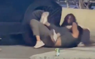 Hai người phụ nữ lao vào đánh nhau dữ dội trên phố