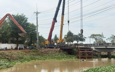 Không muốn đi vòng 50 km, xe tải gắn cẩu hạng nặng khiến cầu sập ngay nhịp giữa