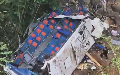 Xe buýt chở học sinh đi dã ngoại lao xuống vực, 16 người tử vong