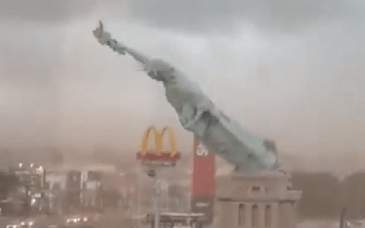 Bức tượng "Nữ thần Tự do" bất ngờ đổ sập xuống đất