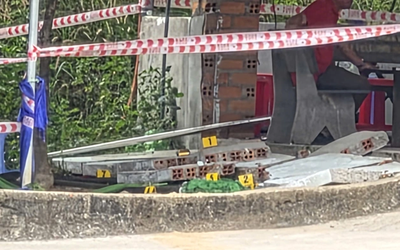 Đang nằm võng chờ thi sát hạch lái xe, 2 người bị bức tường đổ trúng thương vong