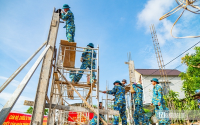 Chùm ảnh: Bộ đội thần tốc xây nhà cho người dân vùng lũ