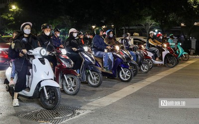 Hà Nội: Đêm vắng, người dân vẫn kiên nhẫn chờ đèn đỏ 