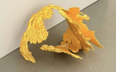 Bé trai vô tình làm hỏng chiếc vương miện trị giá 8,4 tỷ đồng