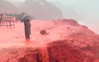 Sốc trước cảnh tượng "biển máu" cuộn sóng tại Iran