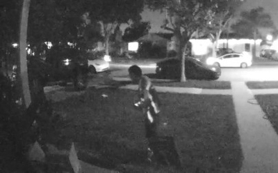 Xem camera, người phụ nữ sốc nặng khi thấy hành động của shipper