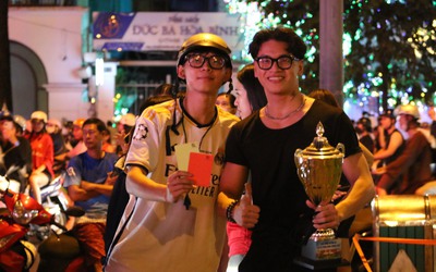 Người dân tràn xuống đường mừng chiến thắng của U22 Việt Nam tại SEA Games 33