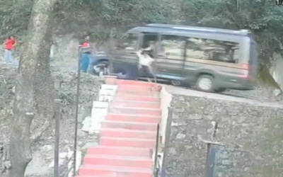 Xe ô tô trôi xuống dốc, hành khách hoảng loạn nhảy ra ngoài