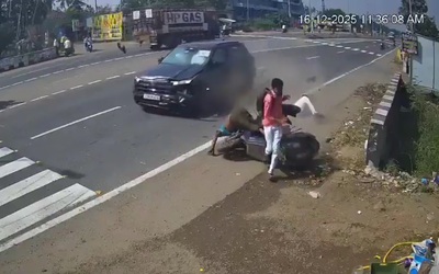 Bị ô tô đâm trúng, người đi xe máy văng lên không trung