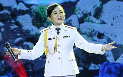 "Chim sơn ca núi rừng" là Đại tá, NSND mang quân hàm xanh