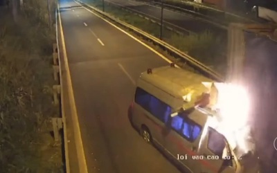 Xe cứu thương tông vào đuôi xe đầu kéo, 3 người tử vong