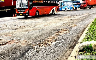 Nhiều đoạn Quốc lộ 1 qua Huế hư hỏng nặng, nguy cơ tai nạn rình rập