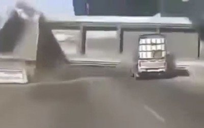 Cầu vượt đi bộ bất ngờ đổ sập, đè tử vong tài xế xe bán tải