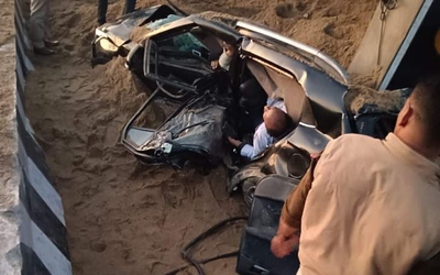 Xe tải lật nghiêng đè trúng ô tô con, 4 người tử vong thương tâm