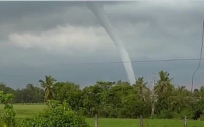 Vòi rồng khổng lồ xuất hiện gây sửng sốt cho người dân