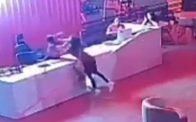 2 người phụ nữ túm tóc, đánh nhau dữ dội trong phòng tập gym